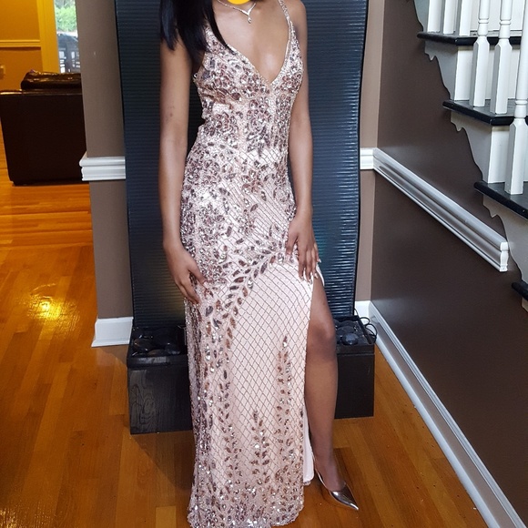 Formal dress - Picture 1 of 2
